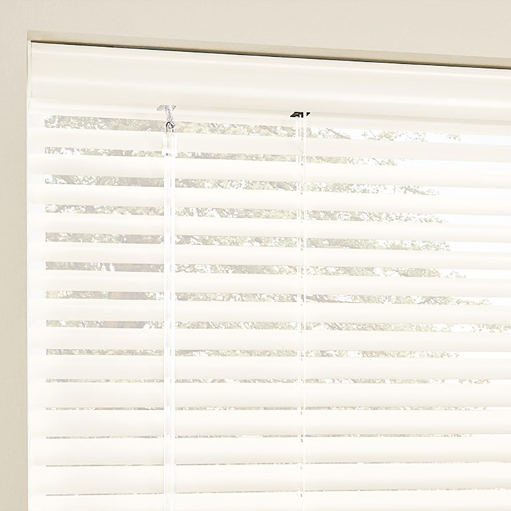 Bali Classics Aluminum Horizontal Blinds with Cordless Lift/Wand Tilt: Alabaster 112