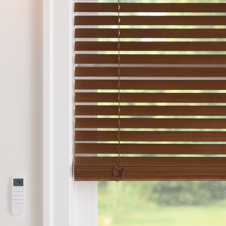 Color: Walnut 116; Lift and Tilt: Motorized; Headrail: 3 Inch Traditional Valance