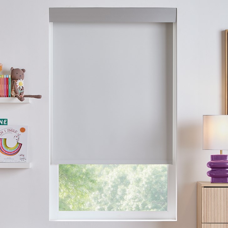 Color: Splendor Oyster SPB04; Headrail: 4 Inch Square Aluminum Fascia in the Anodized Aluminum Color; Bottom Rail: Heat Sealed